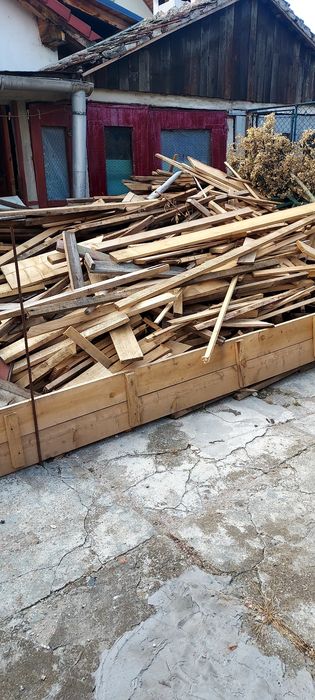 Lemn de foc lați și resturi de la acoperiș