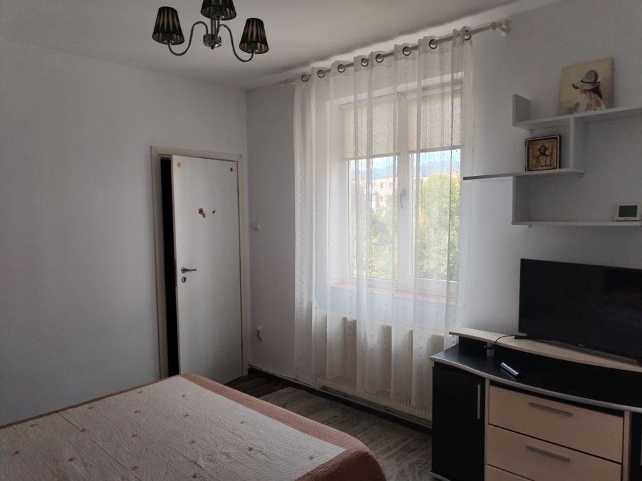 Închiriez apartament cu doua camere în  Comănești