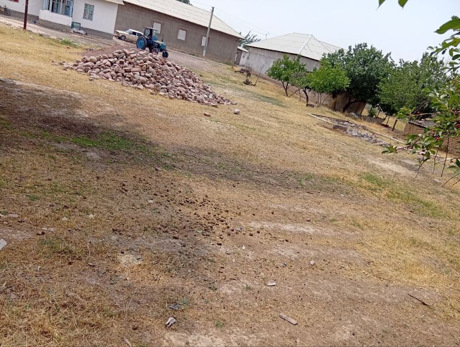 Uy yer uchastka sotiladi