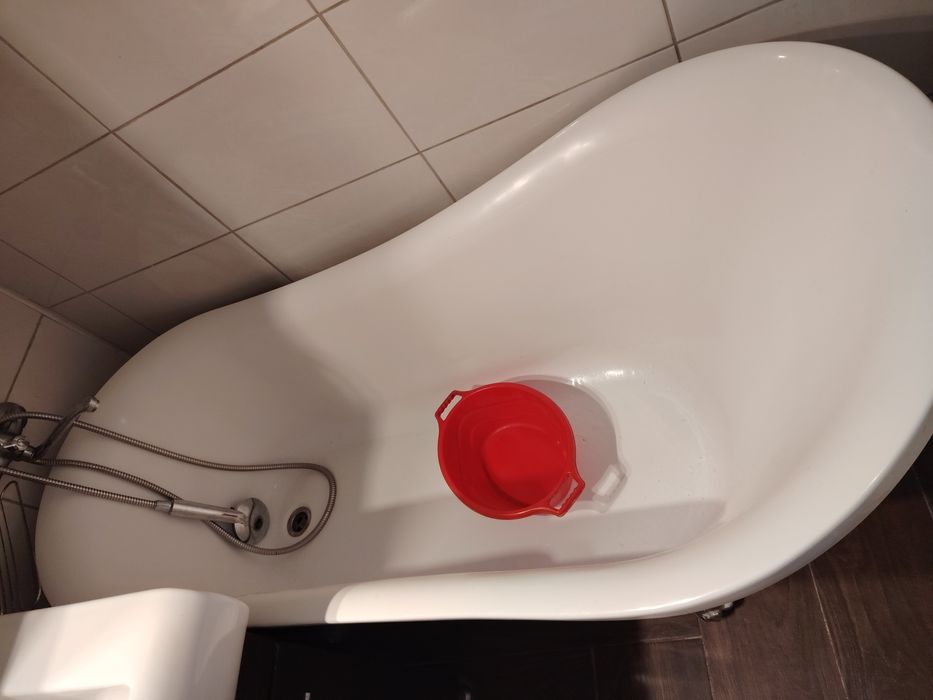 Vând cadă de apartament  super întreținută.