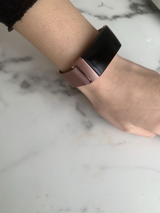 Фитнес гривна : Fitbit Charge 4