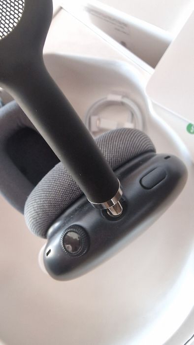 Căști Airpods Max aproape noi apple