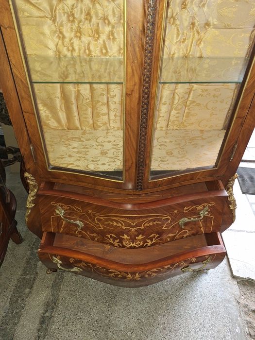 Барокова френска витрина