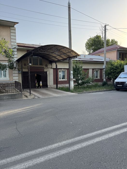 Uy sotiladi yolni yuzida 4,60 sotik 10 ta xona 3 ta sanuzel 1 ta kuxny