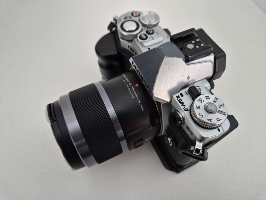 Olympus OMD EM5 MKII + автофоскусен обектив 42.5MM/F1.7 + външна светк