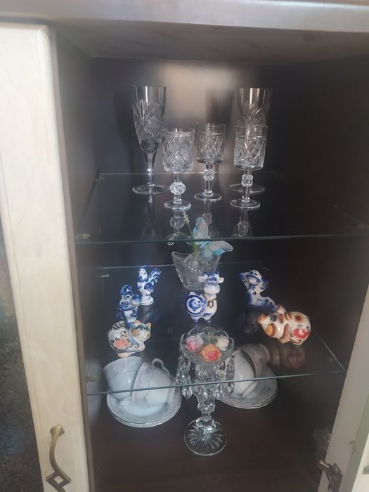 Туалетный столик с зеркалом. Шкаф-буфет.