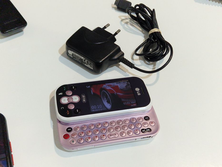 Telefon lg cu tastatura laterala