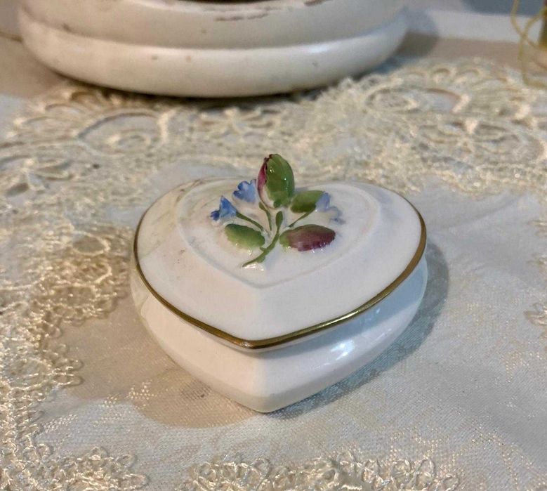 Caseta bijuterii Portelan Coalport Anglia Model - inimioara cu flori in relief pe capac