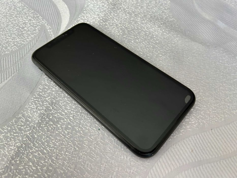 Продавам черен iPhone XR 64 GB