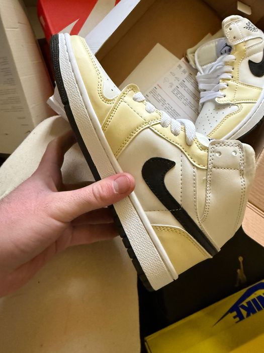 Jordan 1 Mid Coconut marimea 37 si 38
