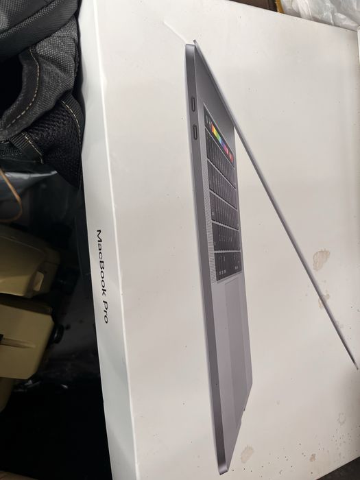 Продам MacBook Pro 15" с Touch Bar - Mid 2018