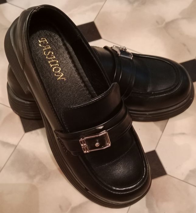 Продам лоферы ..