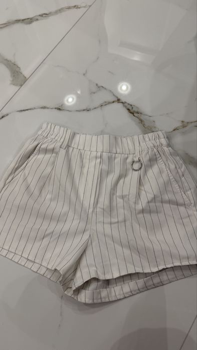 Къс пантолон Bershka