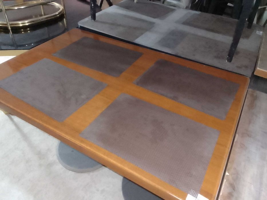 Стол, коричневый. Оборудование