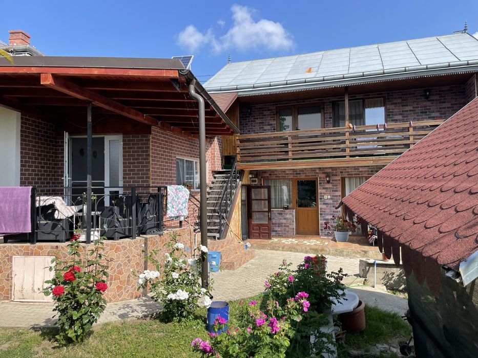 Casa cu anexe cu 2garaje