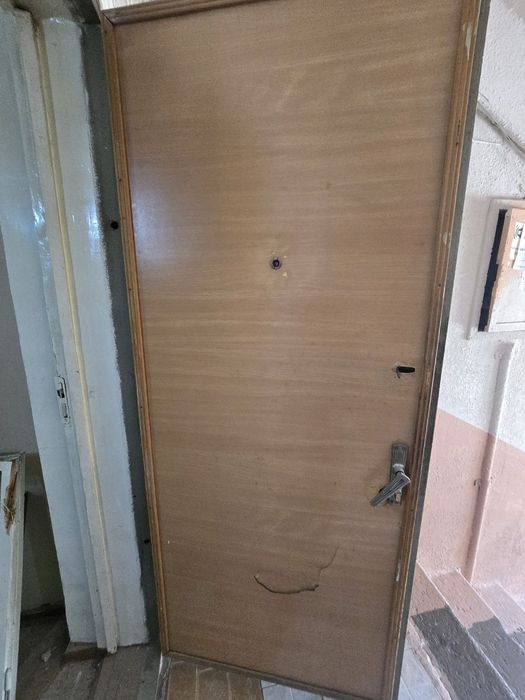 Eshik sotiladi temirli. Продаётся железный дверь.