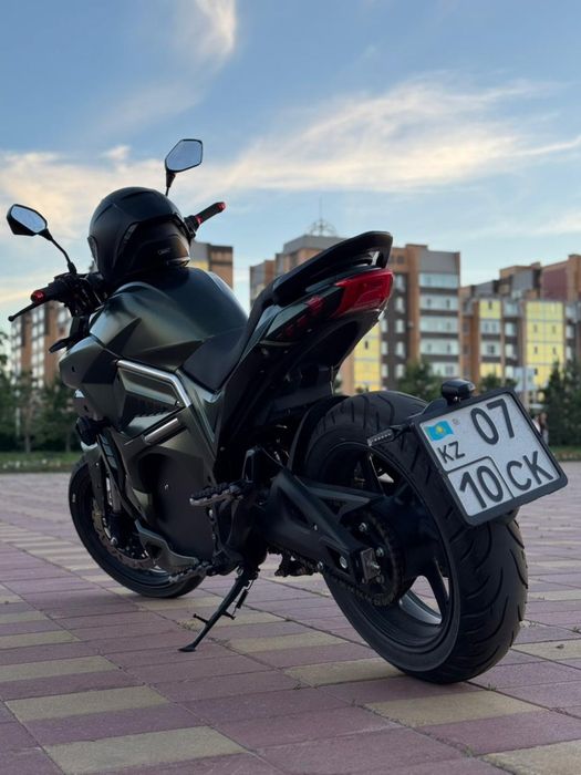 электромотоцикл Ducati Diavel 2025.