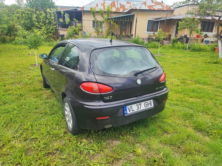 Vând Alfa Romeo 147