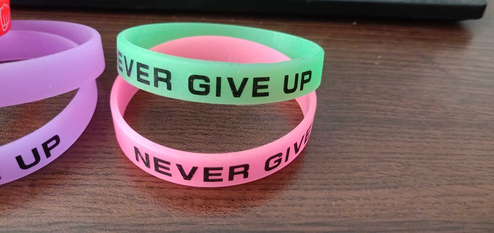 Силиконова гривна с релефен надпис Never give up
