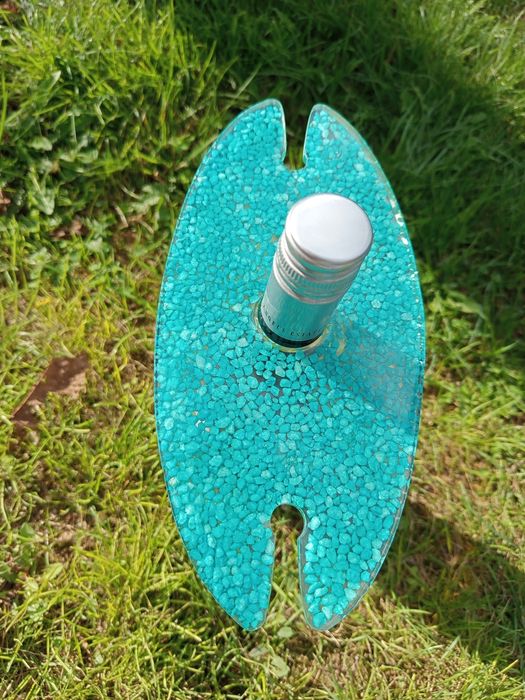 Стойка за вино от епоксидна смола с две чаши