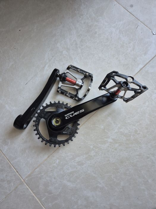 Шатун Shimano Cues с педалями