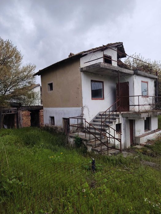Продавам парцел с вила