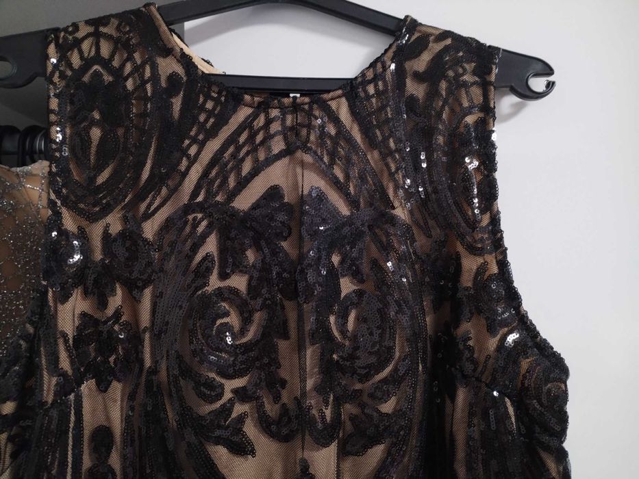 Продават се рокли