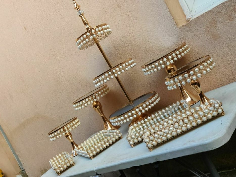 Set 8 platouri si un suport tort, 3 etaje, acril si sticla temperata,