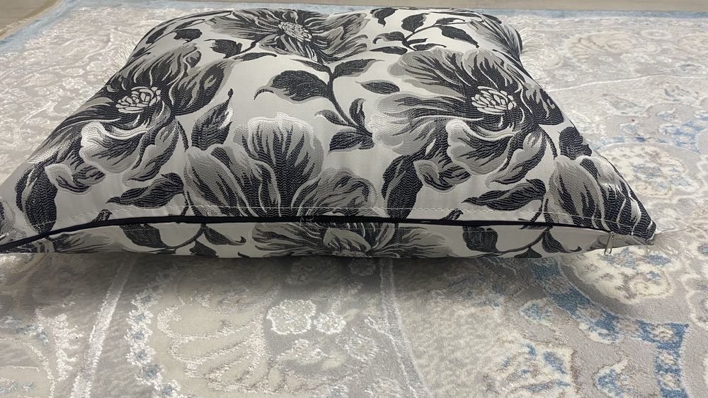 Продается подушка 3 штуки.