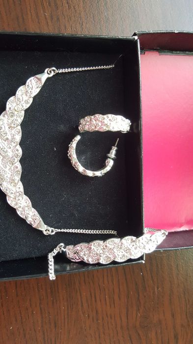 Комплект на Avon