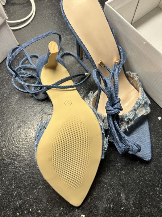 Сандали на ток с връзки