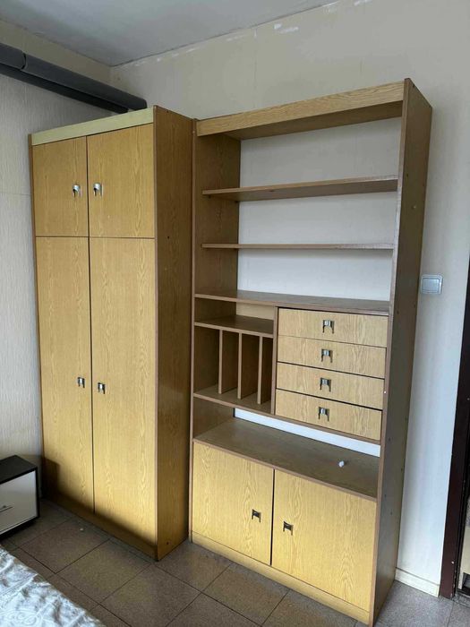 Двукрилен гардероб с надстройка и секция в комплект