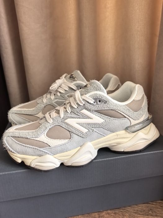 Сникърси New Balance 9060 в сиво и бежово