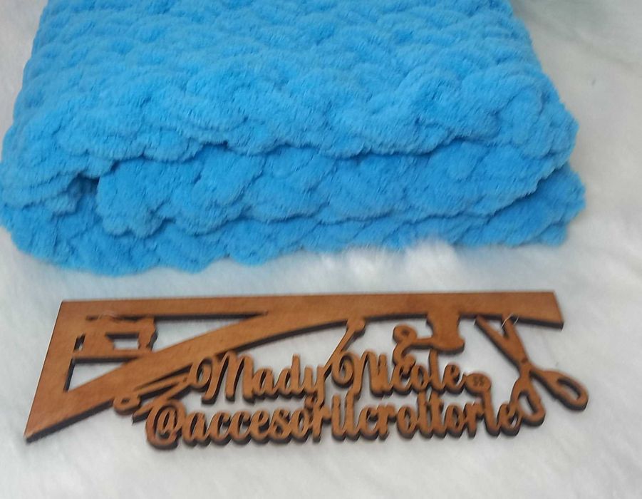 Paturica  bebelusi  pufoasa Hand Made  Dimensiuni 85/85 cm