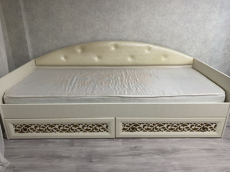 Продам детскую кровать с матрасом