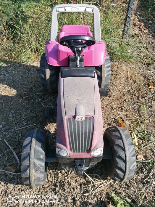 Tractor cu pedale pentru copii