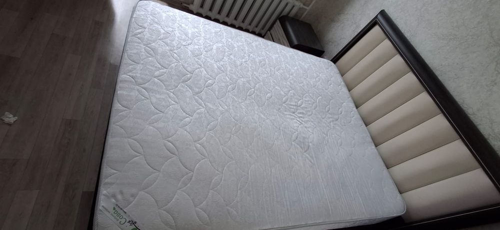 Продам двуспальнюю  кровать с матрасом