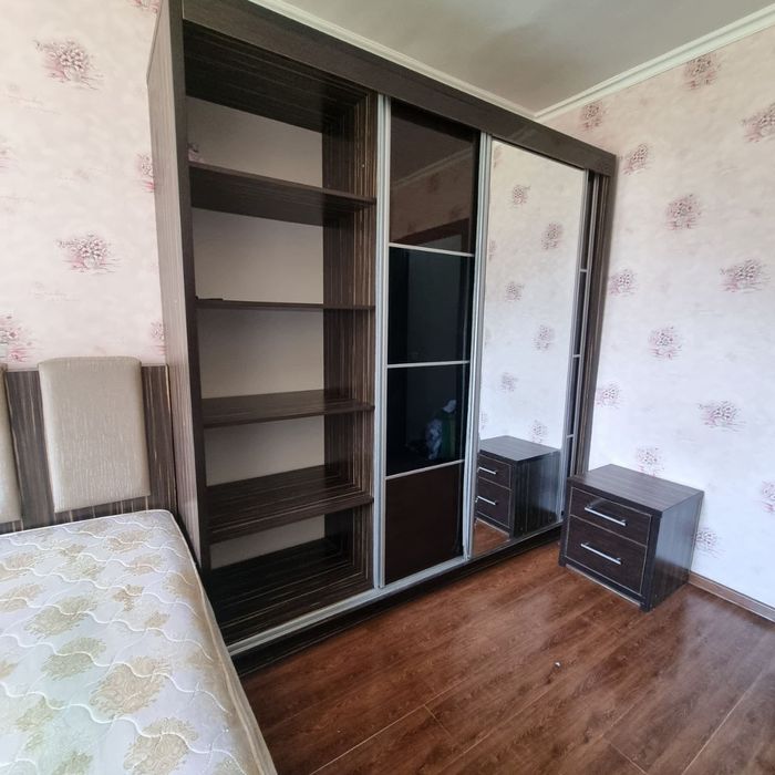 Шкаф купе, кровать, туалетный столик, 2 тумбочки по цене одного