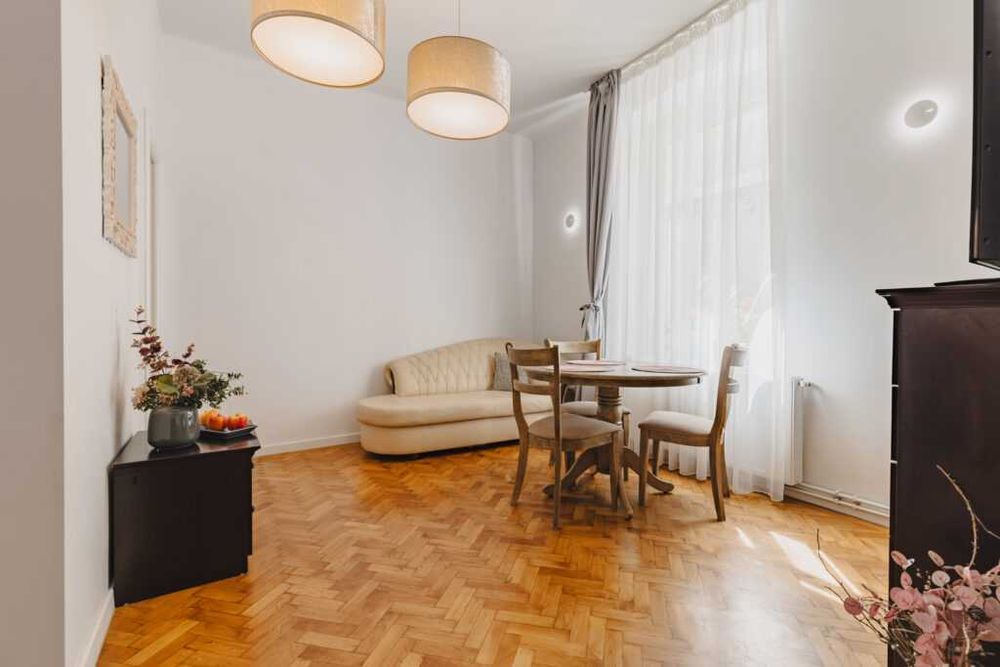 Inchiriez apartament 3 camere  lux centru istoric