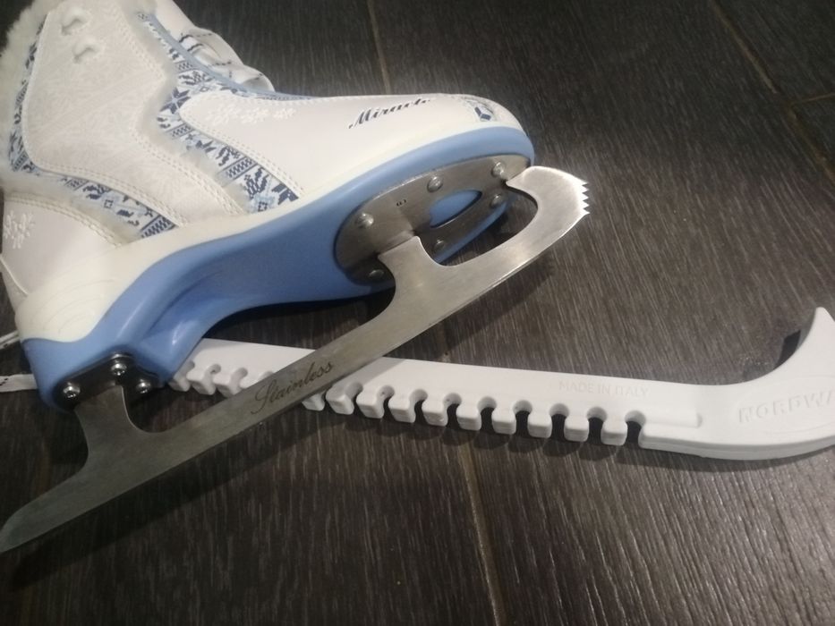 продам коньки новые