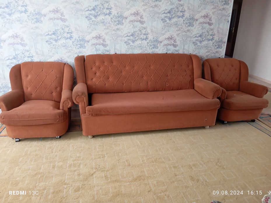 Диван,2 креслосымен сатылады.Бағасы 50000,саудасы бар.