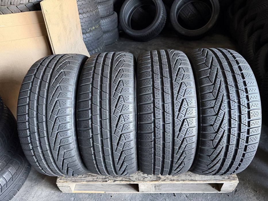 4 anvelope iarna ca NOI 235/40/19 , Pirelli , 8 mm !