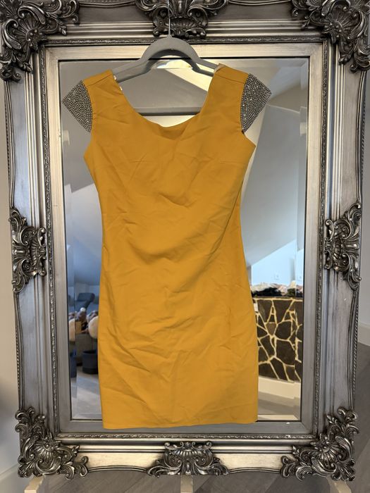 Rochie cu umerii cu pietricele