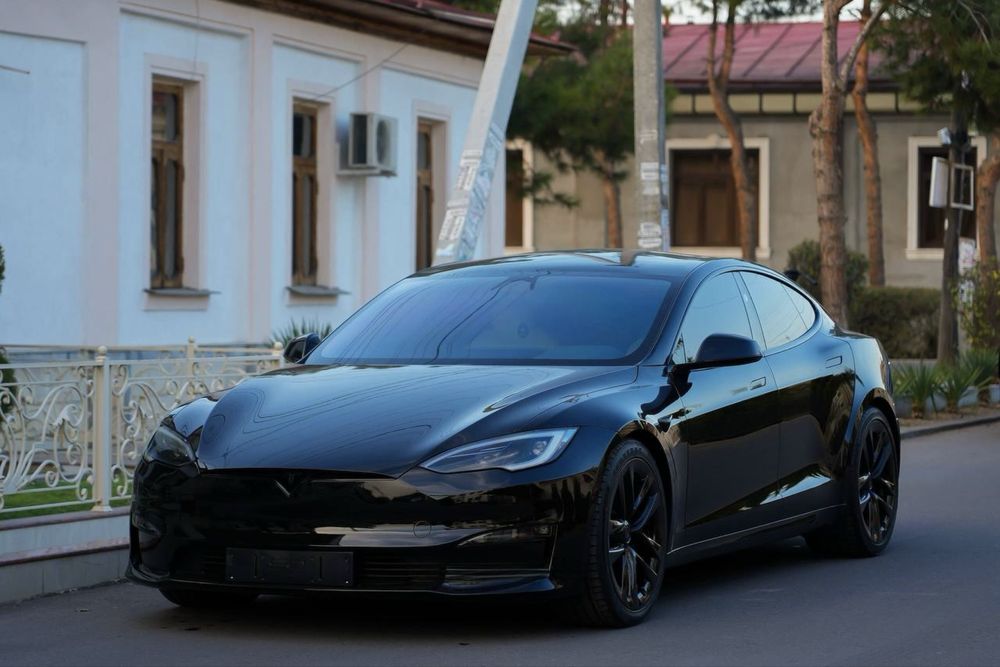 Tesla model S  672км