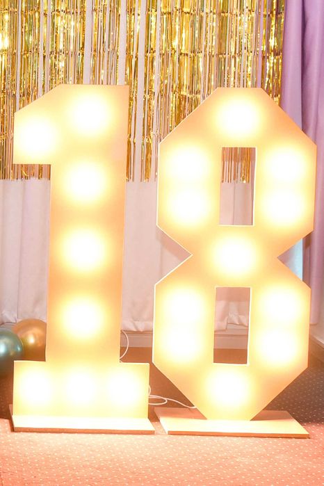 Vand cifre volumetrice pentru majorat.