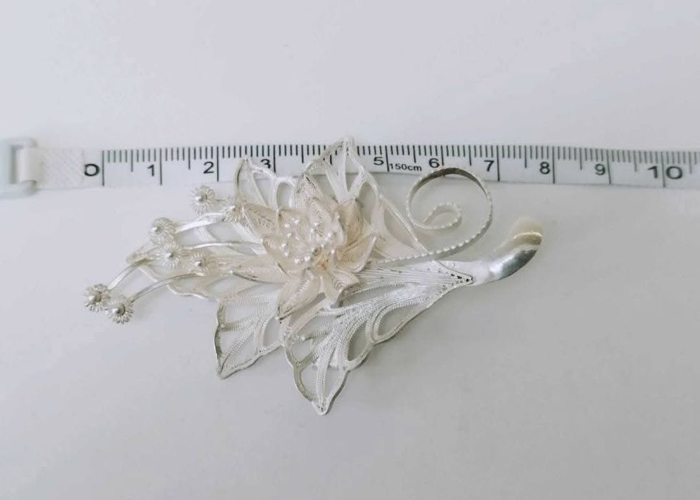 Veche brose filigran, cu flori, din argint de 925