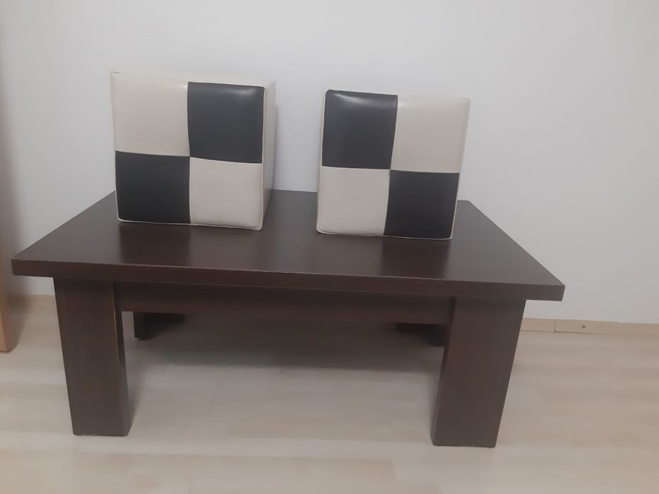 Masa de cafea si 2 tamburele alaturi