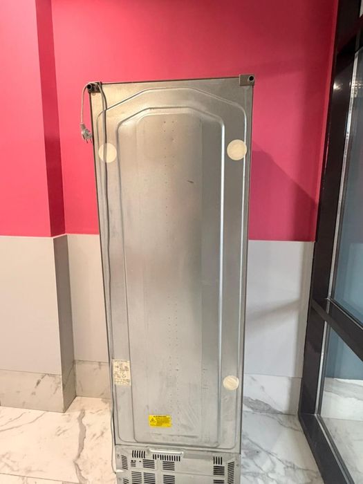 В отличном состоянии холодильник LG серый