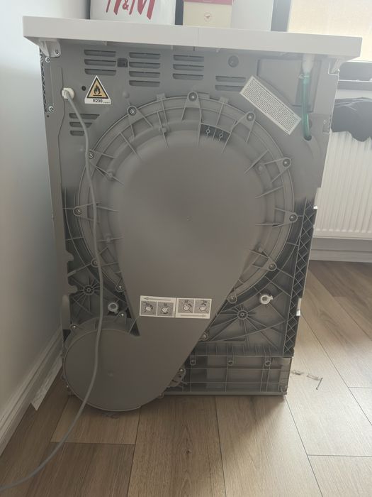 Uscător rufe AEG Lavatherm 7000, model T7DBE48S, cu pompă de căldură, capacitate 8 kg.