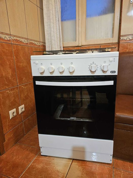 Vand Aragaz Zanussi cu patru ochiuri